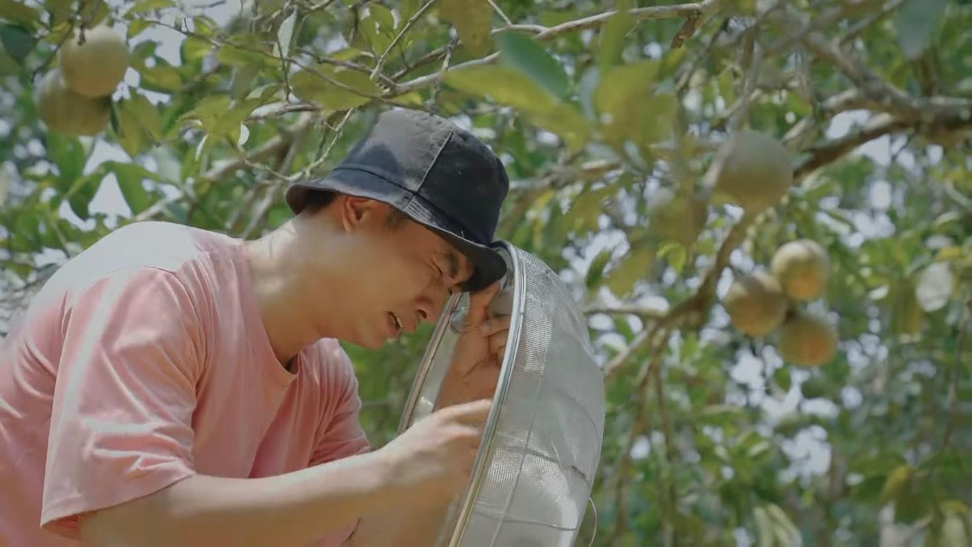 Trung "trâu" cố gắng vượt qua nỗi sợ bắt gà để... tặng người thương. Ảnh: CMH. Trung "trâu" cố gắng vượt qua nỗi sợ bắt gà để... tặng người thương. Ảnh: CMH.