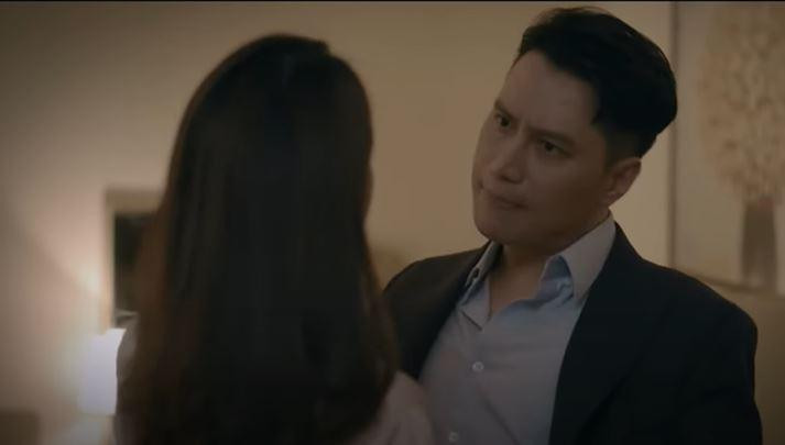 Bộ phim ôm đồm, sa đà khi khai thác mối tình tay ba Hoàng (Việt Anh) - Phương (Hồng Diễm) - Quân (Quốc Huy). Ảnh: CMH. Bộ phim ôm đồm, sa đà khi khai thác mối tình tay ba Hoàng (Việt Anh) - Phương (Hồng Diễm) - Quân (Quốc Huy). Ảnh: CMH.