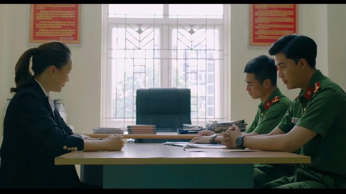 Phương (Hồng Diễm) tiếp tục được mời lên cơ quan công an để làm việc về vụ án của Hoàng (Việt Anh). Ảnh: CMH.