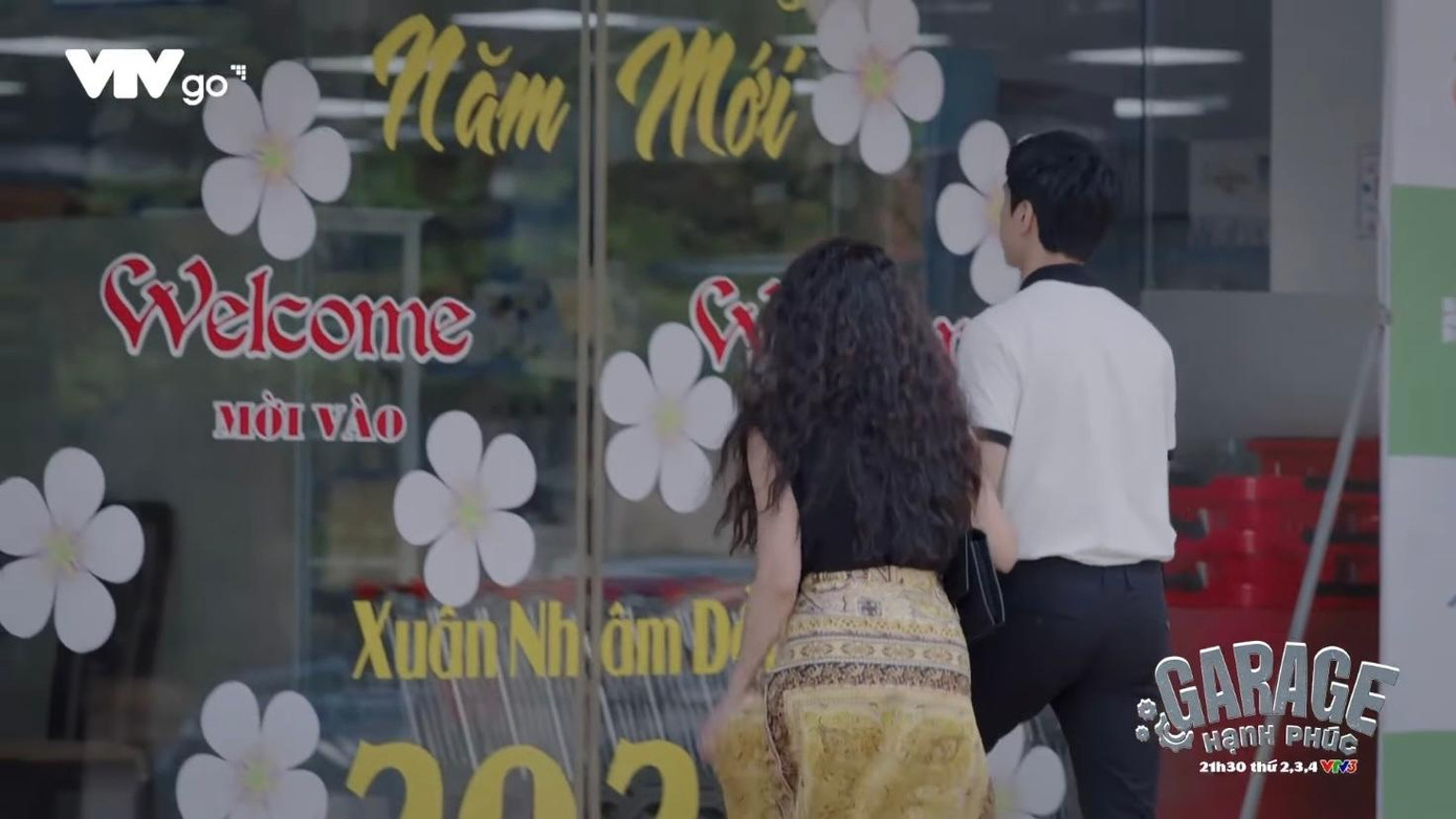 Quân (Bình An) - người yêu Sơn Ca (Quỳnh Kool) tay trong tay với nữ đại gia