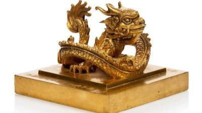 Ấn vàng Hoàng đế chi bảo được hãng Millon chào bán với giá 2-3 triệu euro. Ảnh: Millon. Ấn vàng Hoàng đế chi bảo được hãng Millon chào bán với giá 2-3 triệu euro. Ảnh: Millon.