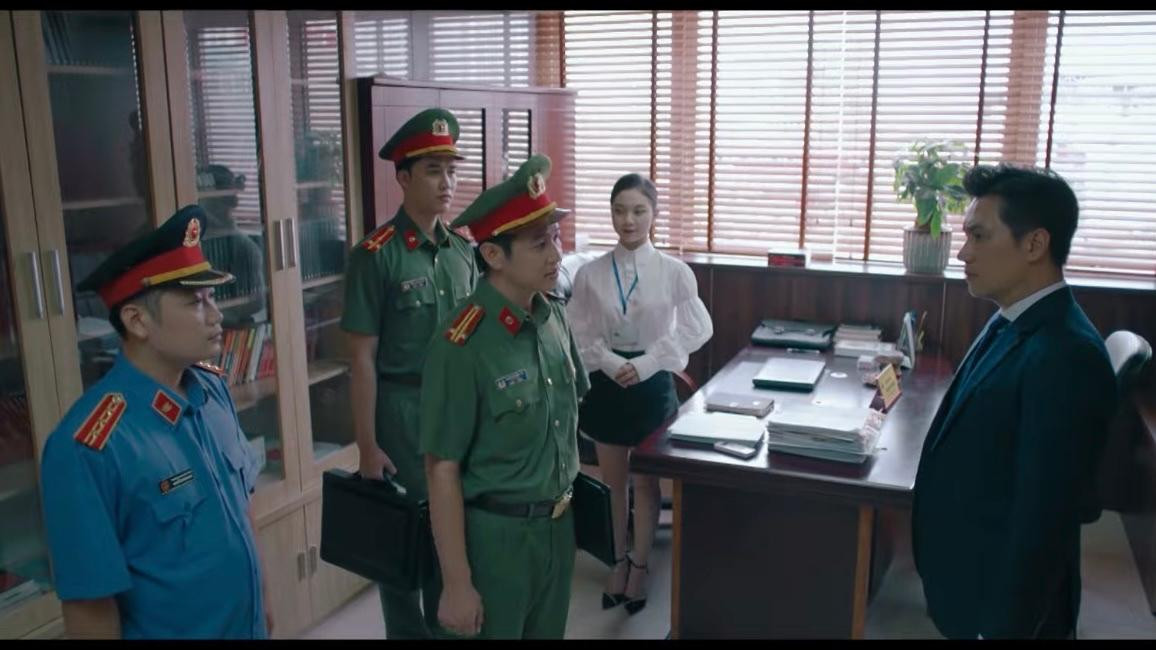 Hoàng (Việt Anh) được triệu tập về trụ sở công an vì có liên quan đến cái chết của Hà. Ảnh: CMH.