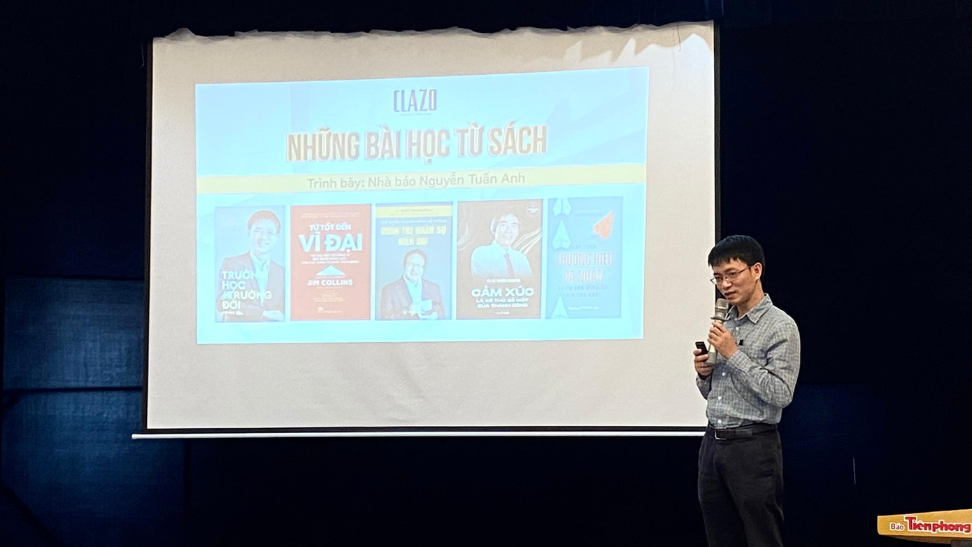 Nhà báo Nguyễn Tuấn Anh chia sẻ về lợi ích lớn nhất của việc đọc sách, phương pháp tự học trong bối cảnh hiện nay... tại Ngày hội học đọc và chia sẻ sách hay. Ảnh: Gia Linh.