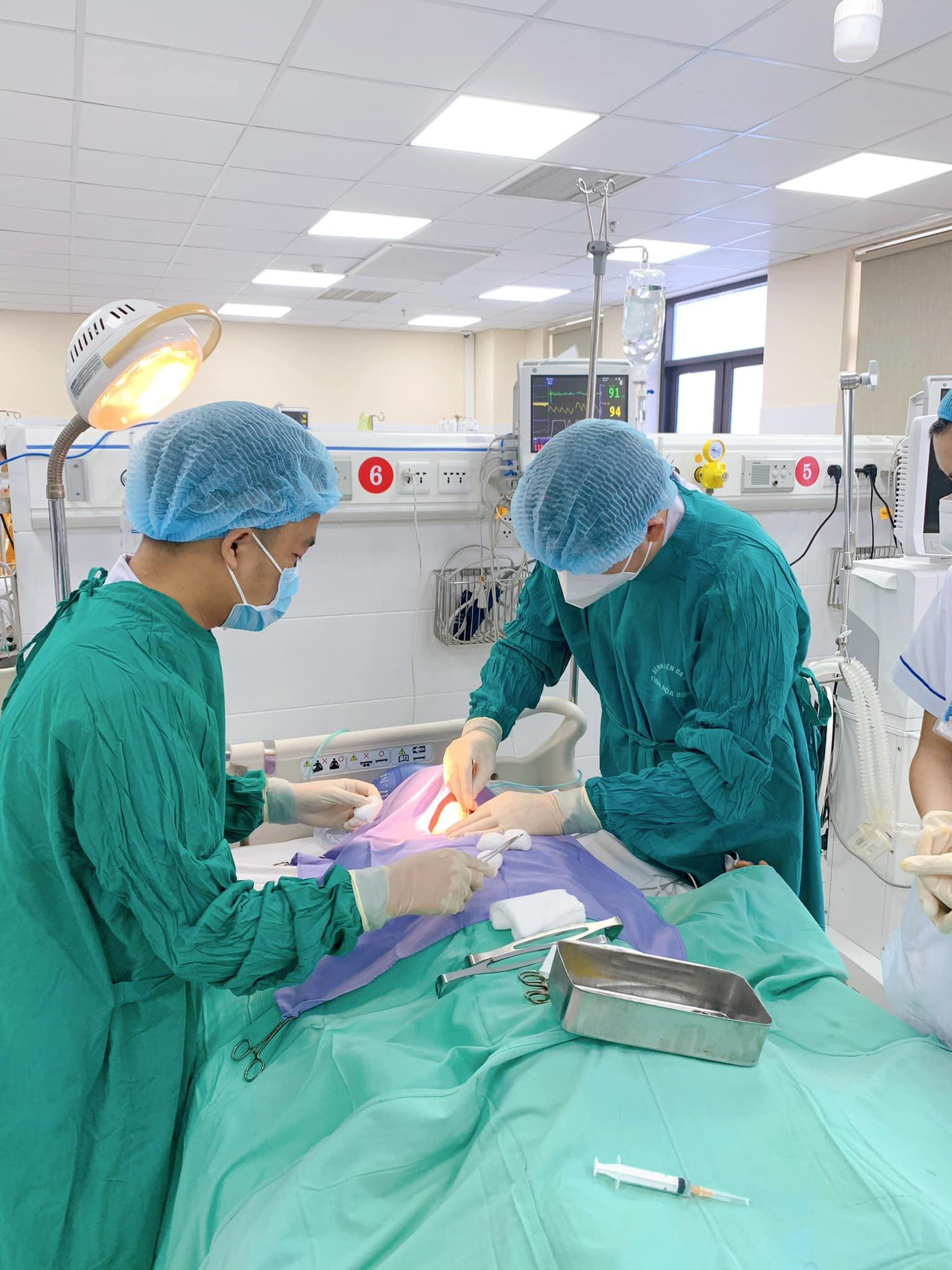 Các BS thực hiện mở khí quản cho bệnh nhân mắc uốn ván. Ảnh: BS cung cấp Các BS thực hiện mở khí quản cho bệnh nhân mắc uốn ván. Ảnh: BS cung cấp