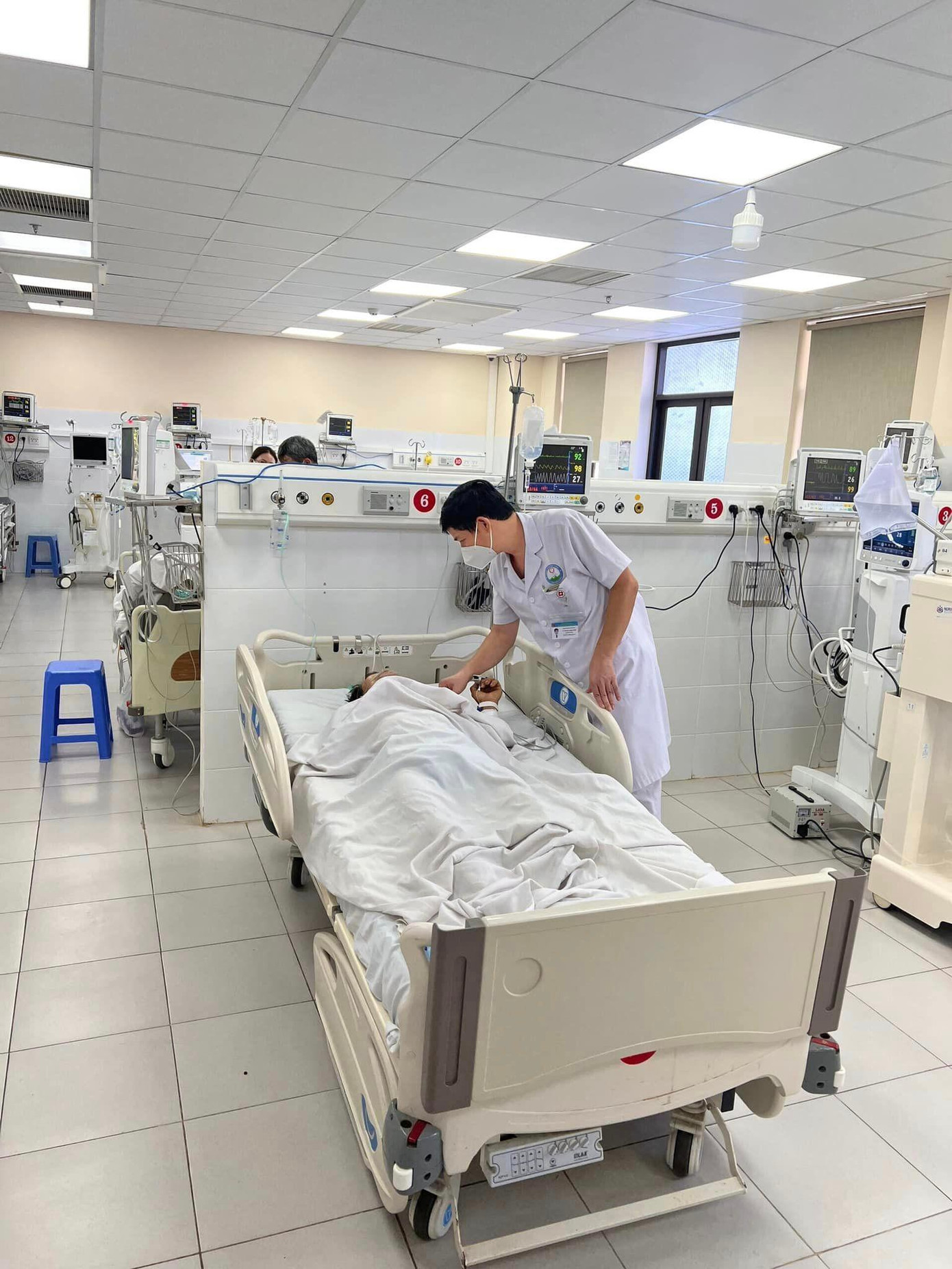 Hiện tại bệnh nhân đã qua cơn nguy kịch nhưng tiên lượng sẽ phải thở máy và phục hồi chức năng dài ngày, mới có hy vọng sống sót. Ảnh: BS cung cấp Hiện tại bệnh nhân đã qua cơn nguy kịch nhưng tiên lượng sẽ phải thở máy và phục hồi chức năng dài ngày, mới có hy vọng sống sót. Ảnh: BS cung cấp