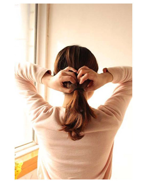 Để xõa tóc và chải mượt Lấy một phần tóc bên trái tết xuôi xuống Sau đó cột lại bằng chun hơi lệch sang bên cho điệu nhé! Tiếp theo, bạn tách đôi tóc ra và lộn phần đuôi tóc lên trên rồi luồn xuống dưới Phần đuôi tóc cuốn gọn lại hướng lên trên và lấy kẹp tăm, ghim chắc Và đây là kết quả của chúng ta. Hãy sử dụng thêm những phụ kiện như nơ, kẹp hoa xinh xắn để cài lên tóc. Để xõa tóc và chải mượt Lấy một phần tóc bên trái tết xuôi xuống Sau đó cột lại bằng chun hơi lệch sang bên cho điệu nhé! Tiếp theo, bạn tách đôi tóc ra và lộn phần đuôi tóc lên trên rồi luồn xuống dưới Phần đuôi tóc cuốn gọn lại hướng lên trên và lấy kẹp tăm, ghim chắc Và đây là kết quả của chúng ta. Hãy sử dụng thêm những phụ kiện như nơ, kẹp hoa xinh xắn để cài lên tóc.