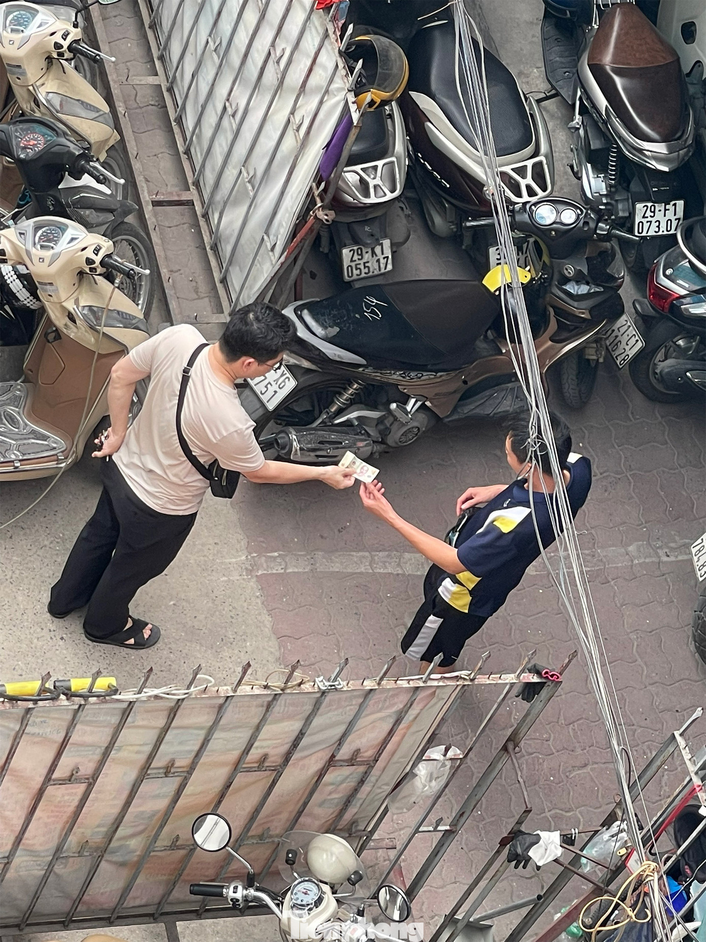 Nhân viên thu tiền mặt 10.000 đồng/xe máy. Nhân viên thu tiền mặt 10.000 đồng/xe máy.