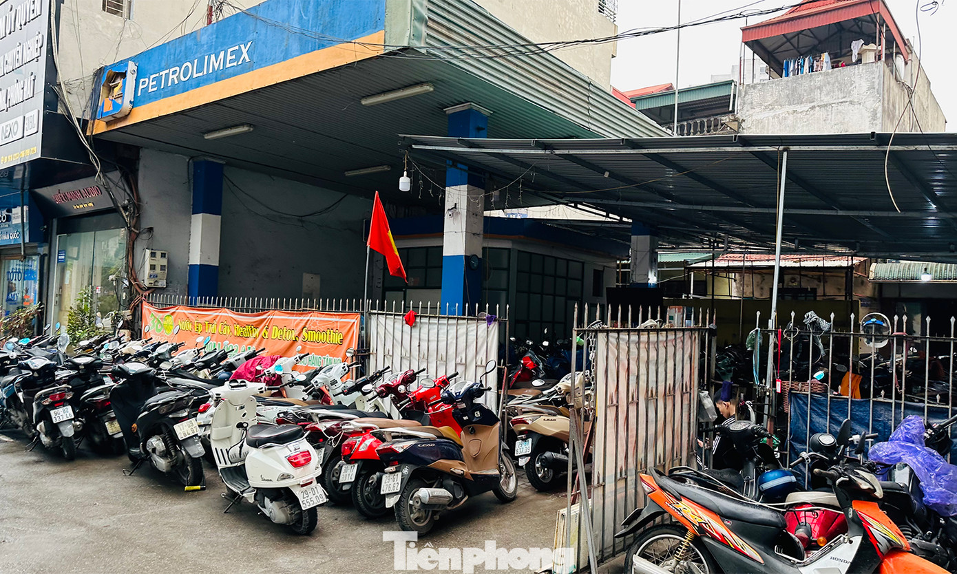 Trước đó điểm trông giữ xe này thuộc một cây xăng đã ngừng kinh doanh. Trước đó điểm trông giữ xe này thuộc một cây xăng đã ngừng kinh doanh.