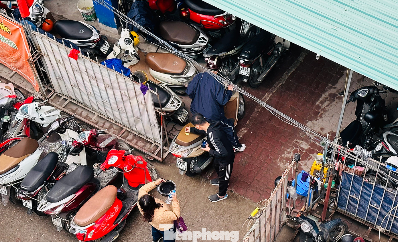 Có mặt tại ga La Khê (Hà Đông) trong 2 ngày qua phóng viên ghi nhận, khách đi xe máy phải trả 10.000 đồng/lượt ban ngày và 20-30.000 đồng/lượt ban đêm. Mỗi ngày, điểm này trông xe tại đây có cả trăm lượt xe máy vào gửi, nhân viên nhận tiền và đưa vé tự in quay vòng. Có mặt tại ga La Khê (Hà Đông) trong 2 ngày qua phóng viên ghi nhận, khách đi xe máy phải trả 10.000 đồng/lượt ban ngày và 20-30.000 đồng/lượt ban đêm. Mỗi ngày, điểm này trông xe tại đây có cả trăm lượt xe máy vào gửi, nhân viên nhận tiền và đưa vé tự in quay vòng.