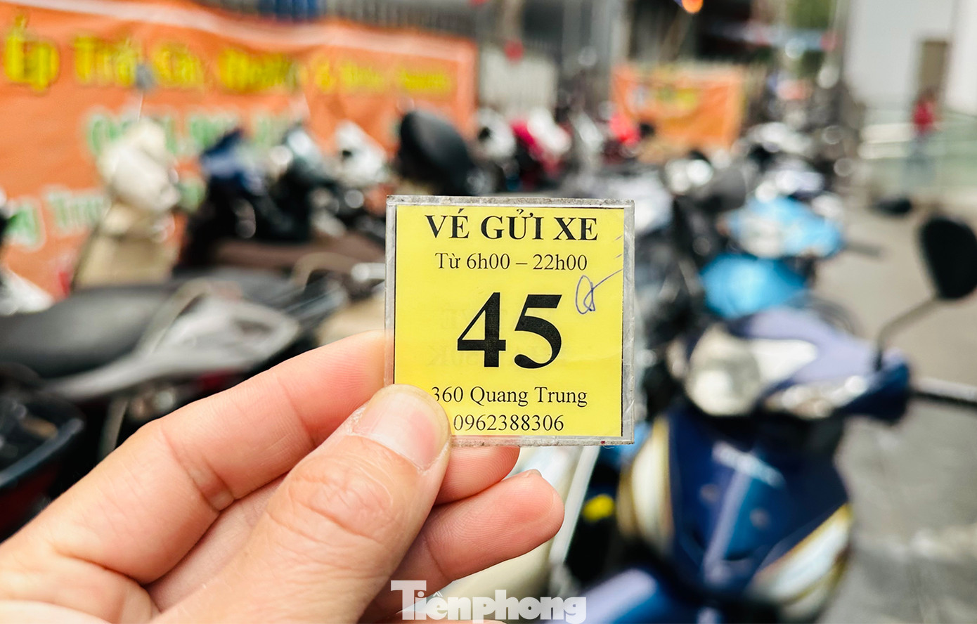 Trên vé gửi xe không hiện tên đơn vị quản lý trông giữ xe và giá vé niêm yết. Trên vé gửi xe không hiện tên đơn vị quản lý trông giữ xe và giá vé niêm yết.