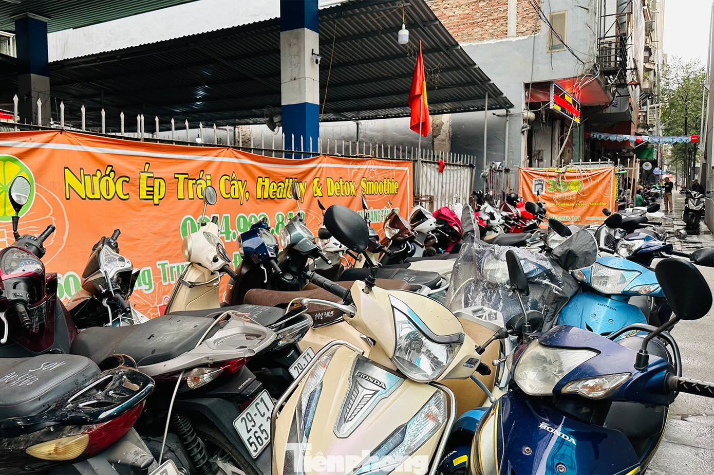 Điểm trông giữ xe tự phát ngay ga La Khê (Hà Đông) thu với giá cao. Điểm trông giữ xe tự phát ngay ga La Khê (Hà Đông) thu với giá cao.