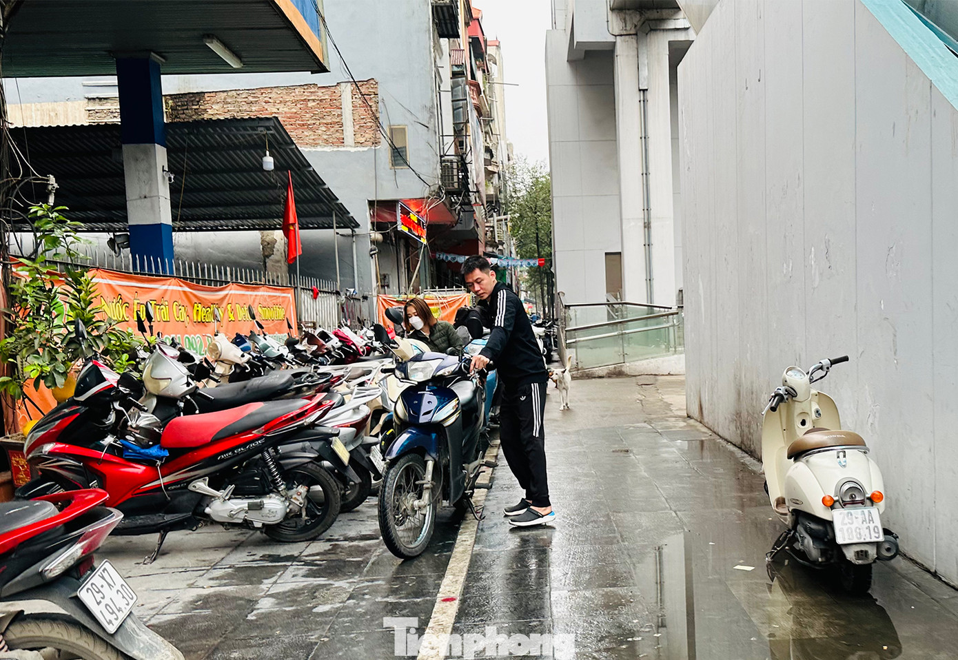 Ban Chỉ đạo 197 thành phố cũng nêu, tình trạng các bãi trông giữ phương tiện không phép, thu phí sai quy định trên các khu đất trống tại các dự án còn nhiều, tiềm ẩn nguy cơ cháy nổ cao, gây thất thoát cho ngân sách nhà nước, gây phức tạp về an ninh trật tự. Ban Chỉ đạo 197 thành phố cũng nêu, tình trạng các bãi trông giữ phương tiện không phép, thu phí sai quy định trên các khu đất trống tại các dự án còn nhiều, tiềm ẩn nguy cơ cháy nổ cao, gây thất thoát cho ngân sách nhà nước, gây phức tạp về an ninh trật tự.