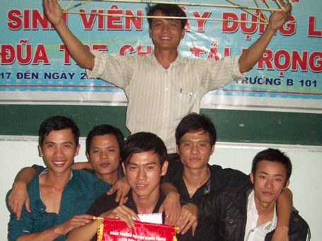 Trần Công Minh (đứng) cùng nhóm bạn đạt giải Nhất cấp khoa Hội thi khoa học 