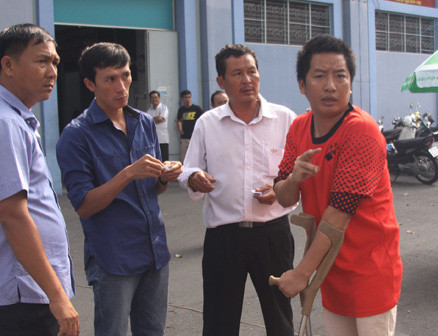 Còn người thanh niên này (bìa phải) đến sân với đôi nạng