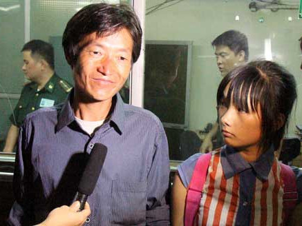 Ông Hừ xúc động khi tìm lại con gái lớn Pa Na sau hơn 2 năm bị lừa sang Trung Quốc. Ảnh: Tuấn Anh