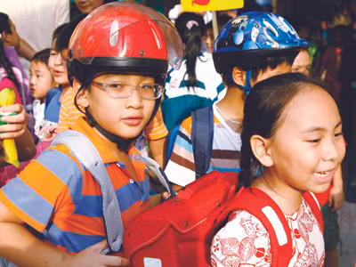 Các khoản thu đầu năm học núp bóng tự nguyện là gánh nặng của nhiều phụ huynh học sinh Ảnh: Hồng Vĩnh