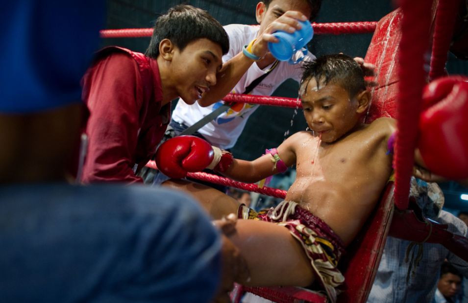 Nghe lời thầy nhắc nhở khi vào thi đấu dù mỗ hôi đầm đìa, thậm chí máu răng chảy