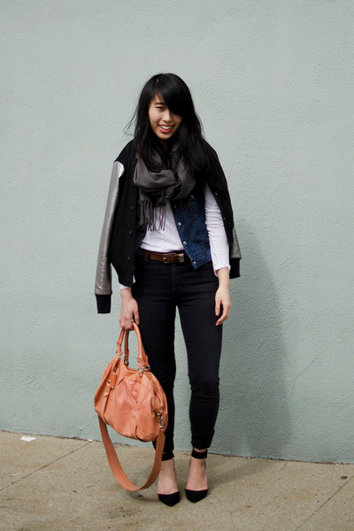 Áo sơ mi kẻ đang là xu hướng được nhiều bạn gái yêu thích. Set đồ jean kết hợp với sơ mi kẻ là lựa chọn hoàn hảo cho những cô nàng năng động. Mix quần jeans với áo sơ mi họa tiết vừa giúp bạn giữ được vẻ ngọt ngào, duyên dáng những cũng rất khỏe khoắn và năng động.