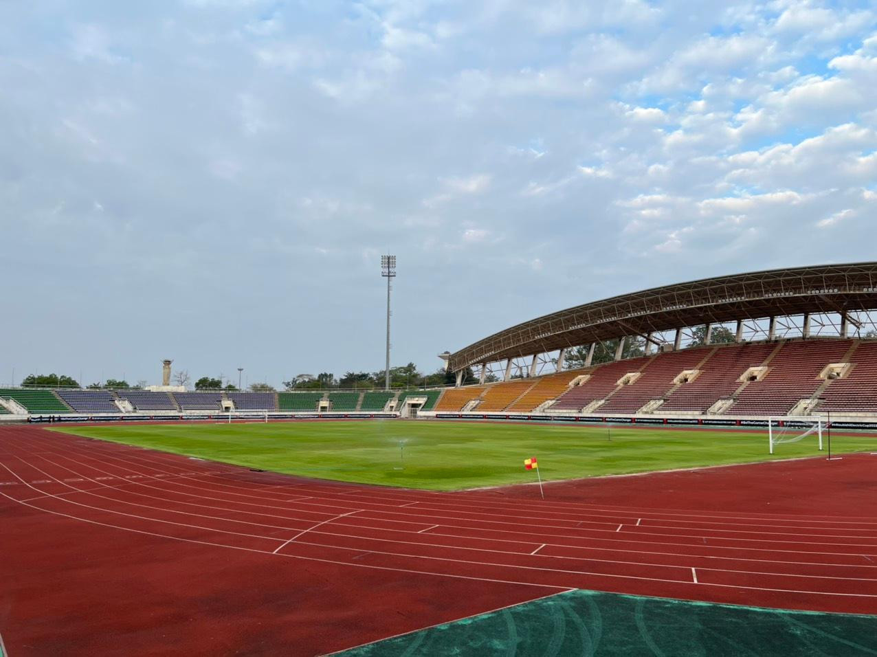 Trong ngày đầu tiên đến Vientiane, đội tuyển Việt Nam chưa được tập làm quen sân chính