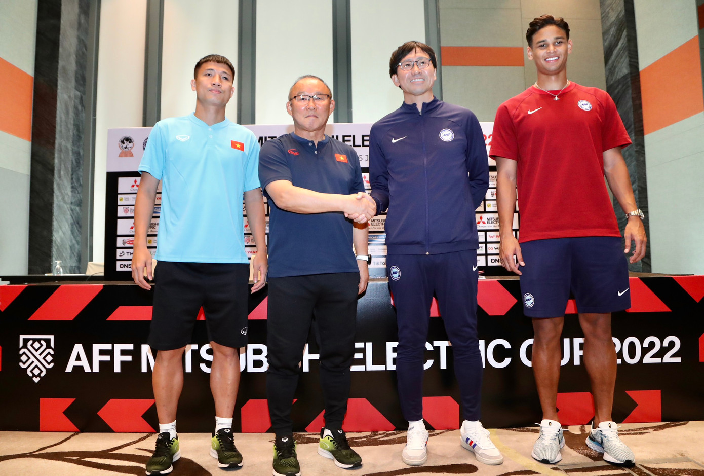 HLV Park Hang-seo và ông Nishigaya ở cuộc họp báo tại Singapore trưa 29/12. (ảnh Hữu Phạm)