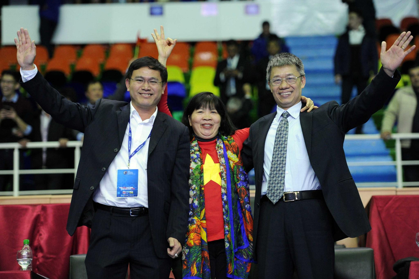 Bầu Tú (trái) gắn liền với bóng đá thông qua hoạt động tài trợ bóng đá nữ, phát triển futsal Việt Nam. (ảnh TNO) Bầu Tú (trái) gắn liền với bóng đá thông qua hoạt động tài trợ bóng đá nữ, phát triển futsal Việt Nam. (ảnh TNO)