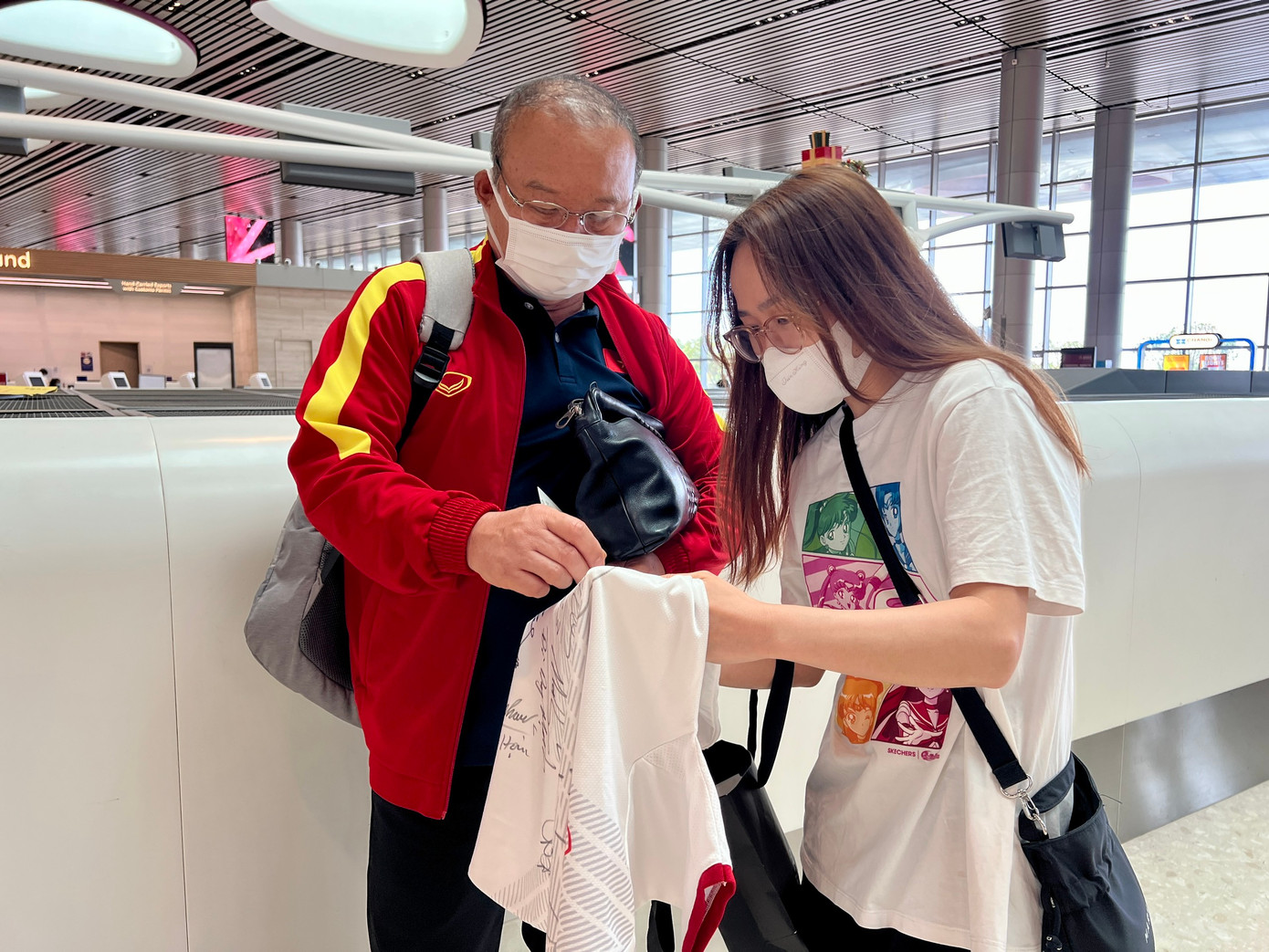 Người hâm mộ xin chữ ký HLV Park Hang-seo tại sân bay. Ông Park ở giải đấu năm nay luôn trầm tư, ít vui vẻ như thường lệ. (ảnh Hữu Phạm) Người hâm mộ xin chữ ký HLV Park Hang-seo tại sân bay. Ông Park ở giải đấu năm nay luôn trầm tư, ít vui vẻ như thường lệ. (ảnh Hữu Phạm)