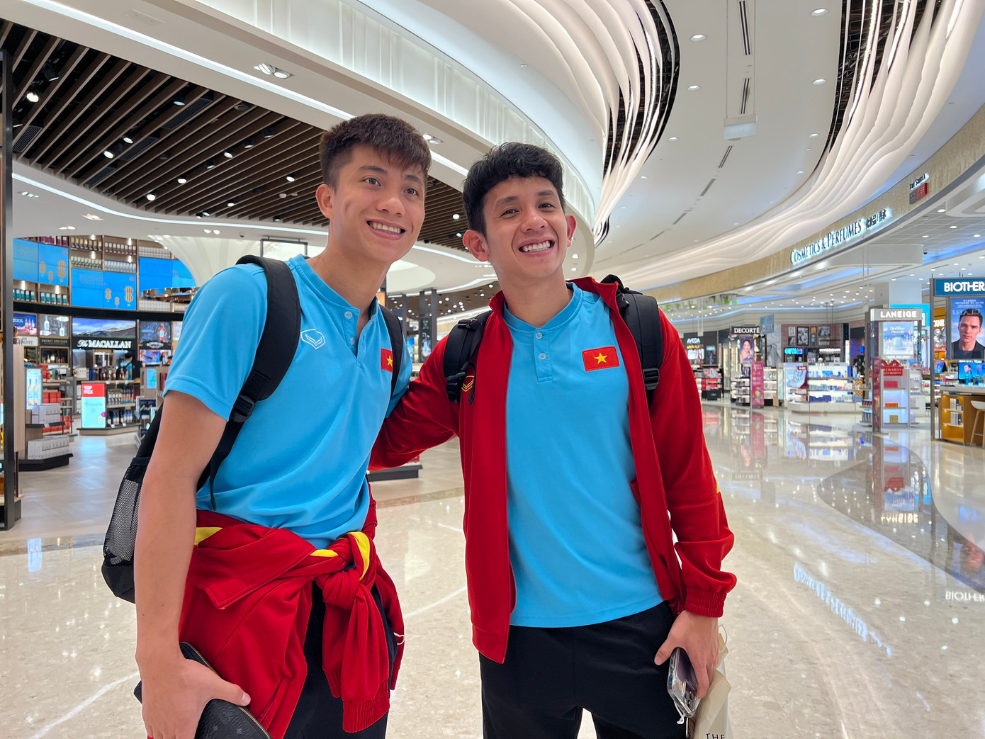 Không giống sự trầm tư của ông Park Hang-seo, các tuyển thủ đều tỏ ra vui vẻ, thoải mái sau trận đấu với Singapore (ảnh Hữu Phạm) Không giống sự trầm tư của ông Park Hang-seo, các tuyển thủ đều tỏ ra vui vẻ, thoải mái sau trận đấu với Singapore (ảnh Hữu Phạm)