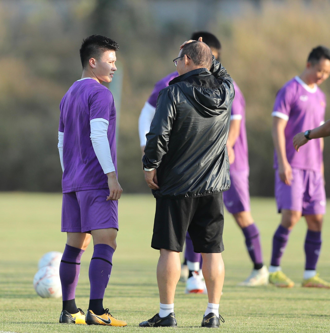 HLV Park Hang-seo trao đổi riêng với tiền vệ Nguyễn Quang Hải trên sân tập. Quang Hải được ông Park đánh giá là cầu thủ tấn công hay nhất bóng đá Việt Nam hiện nay.