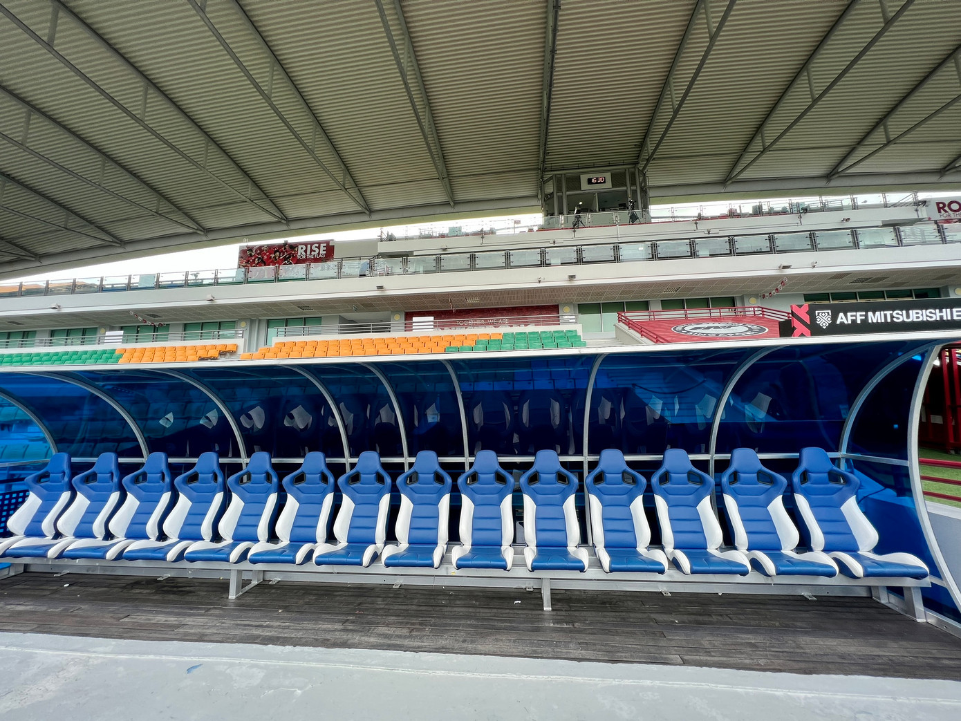 Hệ thống phòng chức năng, ghế, khán đài được bố trí ngăn nắp, dọn sạch sẽ