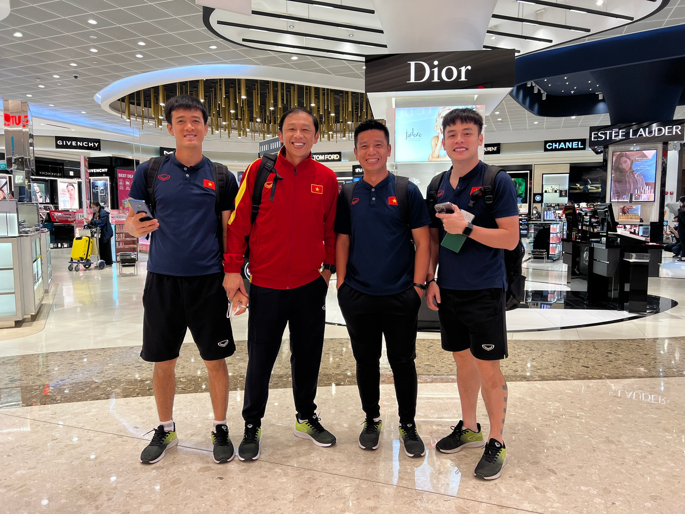 Thành viên BHL đội tuyển Việt Nam tươi tắn tại sân bay Changi (ảnh Hữu Phạm) Thành viên BHL đội tuyển Việt Nam tươi tắn tại sân bay Changi (ảnh Hữu Phạm)