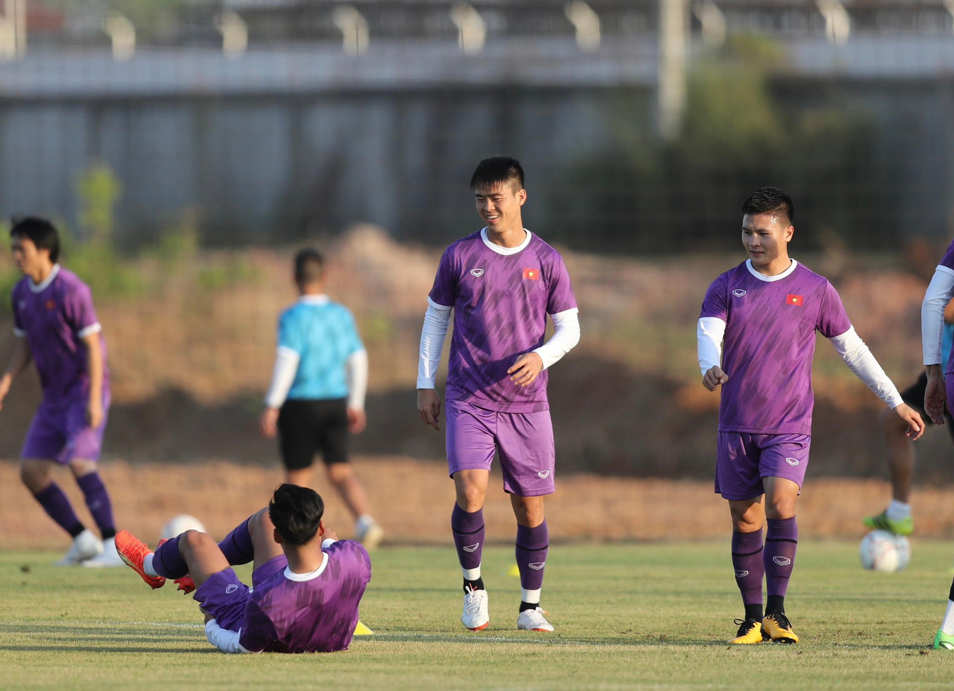 Dù khá mệt với các bài tập, Duy Mạnh vẫn tươi cười cùng các đồng đội trên sân. Đội tuyển Việt Nam là ứng viên lớn ở giải đấu năm nay bên cạnh Thái Lan và Indonesia.
