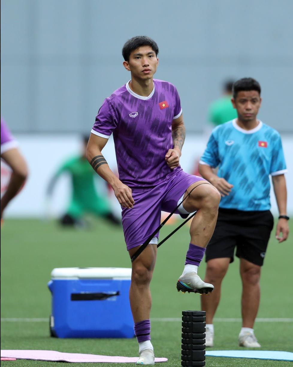 Là một trong những tài năng trẻ của bóng đá Việt Nam, Văn Hậu sớm khẳng định được vị trí bên hành lang cánh trái ĐTQG. Anh được HLV Park Hang-seo sớm tin tưởng trao một suất đá chính. Là một trong những tài năng trẻ của bóng đá Việt Nam, Văn Hậu sớm khẳng định được vị trí bên hành lang cánh trái ĐTQG. Anh được HLV Park Hang-seo sớm tin tưởng trao một suất đá chính.