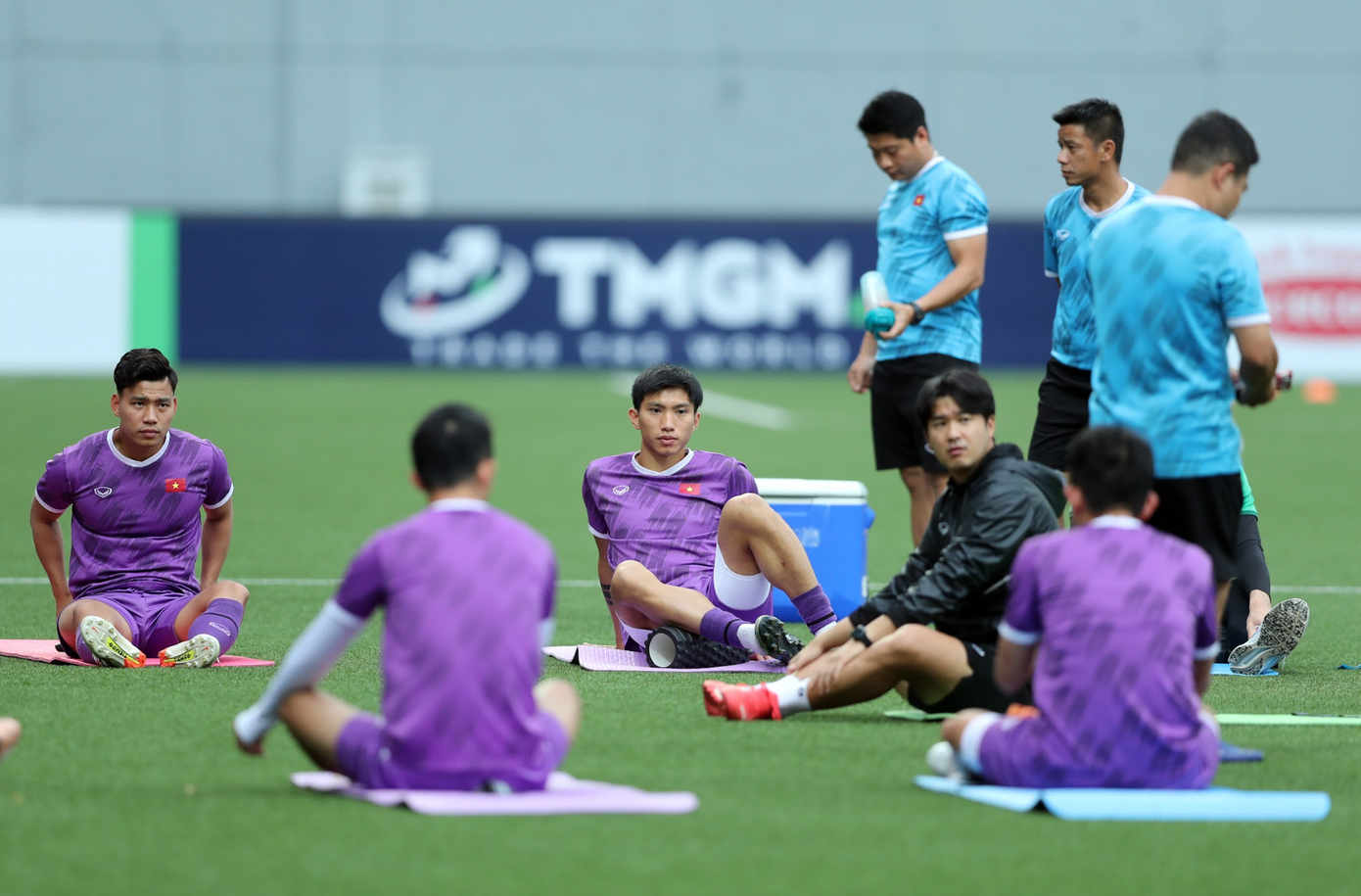 Đoàn Văn Hậu ưu tư trên sân tập của đội tuyển Việt Nam tại Singapore. Ảnh Hữu Phạm Đoàn Văn Hậu ưu tư trên sân tập của đội tuyển Việt Nam tại Singapore. Ảnh Hữu Phạm
