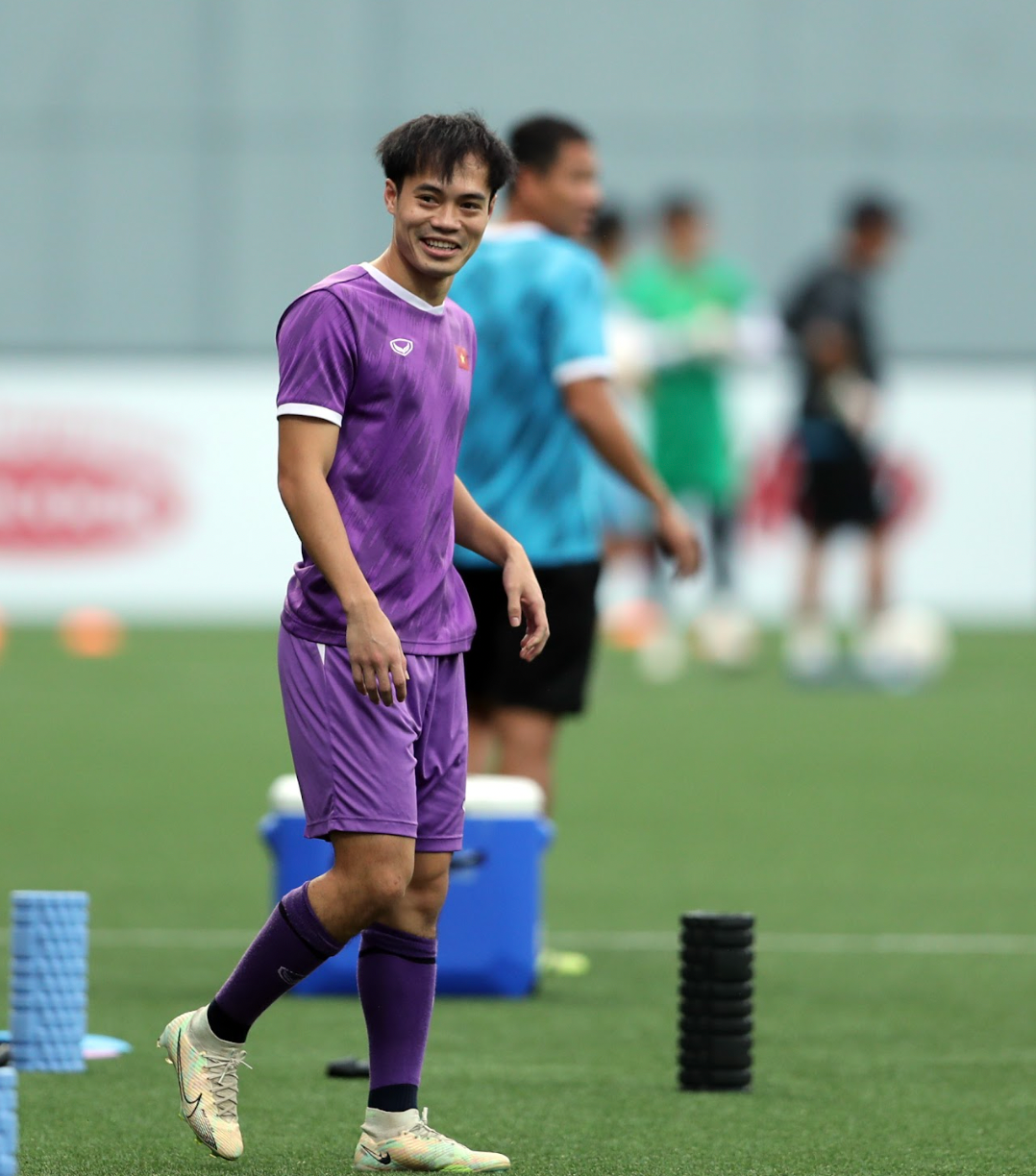 Văn Toàn tươi cười trên sân tập. Tiền đạo HAGL bị 2 thẻ vàng ở trận đấu với Malaysia. Anh sẽ vắng mặt trận đấu với Singapore ngày 30/12 tới. Văn Toàn tươi cười trên sân tập. Tiền đạo HAGL bị 2 thẻ vàng ở trận đấu với Malaysia. Anh sẽ vắng mặt trận đấu với Singapore ngày 30/12 tới.