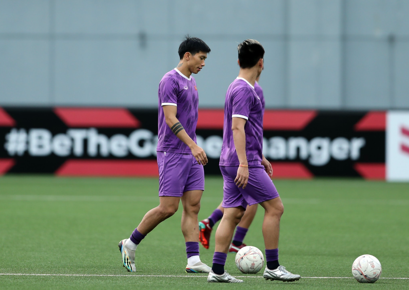 Dù vậy, Văn Hậu cũng bị nhận xét là có lối đá rắn, thường phạm lỗi với đối thủ. Nhiều ý kiến cho rằng ở tình huống va chạm với Azmi, nếu trọng tài xử nghiêm Văn Hậu cũng phải nhận thẻ phạt. Dù vậy, Văn Hậu cũng bị nhận xét là có lối đá rắn, thường phạm lỗi với đối thủ. Nhiều ý kiến cho rằng ở tình huống va chạm với Azmi, nếu trọng tài xử nghiêm Văn Hậu cũng phải nhận thẻ phạt.