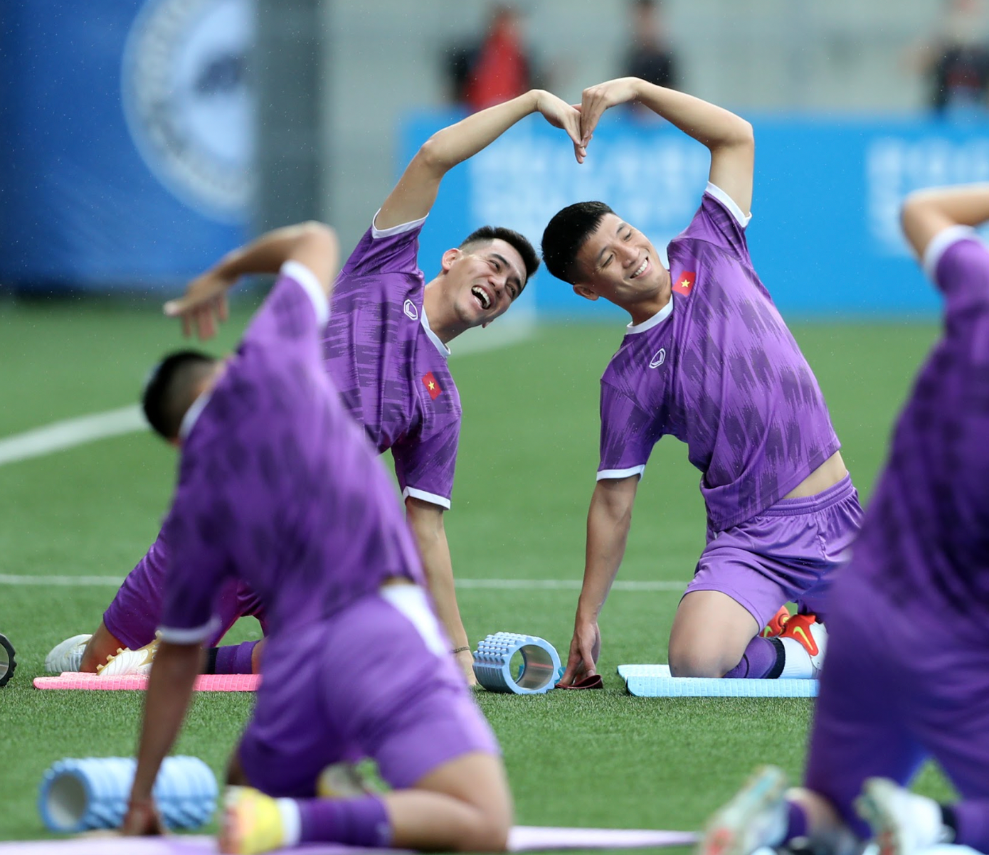 Phút vui đùa dễ thương của trung vệ Bùi Tiến Dũng và tiền đạo Tiến Linh. Tiến Linh là người lập công đem lại bàn mở tỉ số cho đội tuyển Việt Nam ở trận đấu với Malaysia. Bùi Tiến Dũng cũng vừa bình phục chấn thương, được HLV Park Hang-seo cho vào sân từ hiệp 2. Phút vui đùa dễ thương của trung vệ Bùi Tiến Dũng và tiền đạo Tiến Linh. Tiến Linh là người lập công đem lại bàn mở tỉ số cho đội tuyển Việt Nam ở trận đấu với Malaysia. Bùi Tiến Dũng cũng vừa bình phục chấn thương, được HLV Park Hang-seo cho vào sân từ hiệp 2.