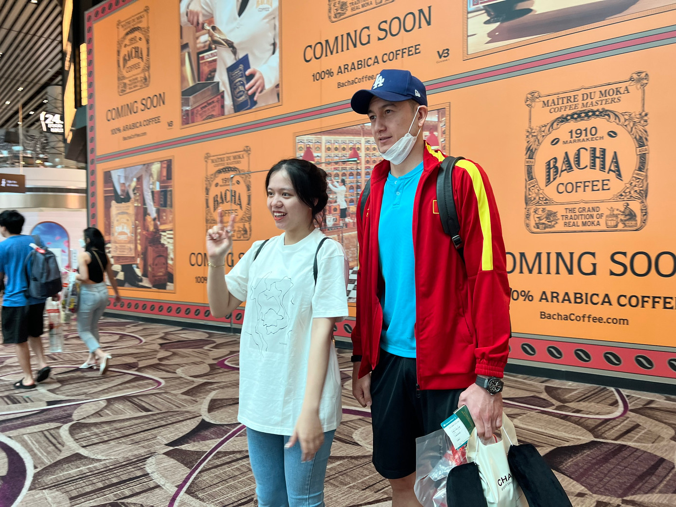 Thủ môn Đặng Văn Lâm chụp ảnh cùng người hâm mộ (ảnh Hữu Phạm) Thủ môn Đặng Văn Lâm chụp ảnh cùng người hâm mộ (ảnh Hữu Phạm)