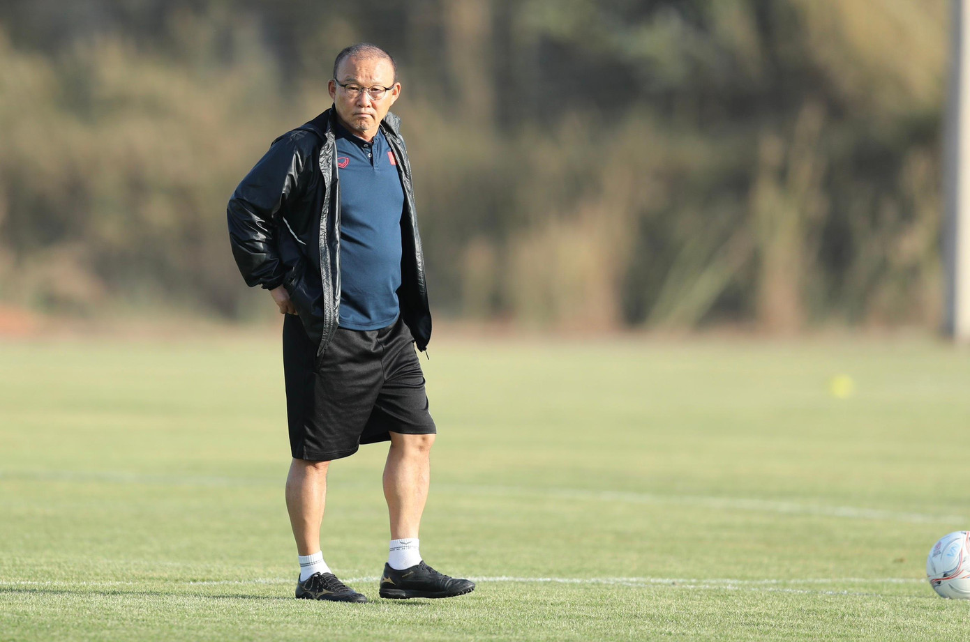 Từ đầu chiến dịch, HLV Park Hang-seo luôn tỏ ra ưu tư, ít vui vẻ như thường lệ. AFF Cup 2022 là giải đấu cuối ông Park dẫn dắt đội tuyển Việt Nam. Hợp đồng giữa ông với Liên đoàn bóng đá Việt Nam (VFF) sẽ kết thúc tháng 1/2023 và đôi bên thống nhất không gia hạn.