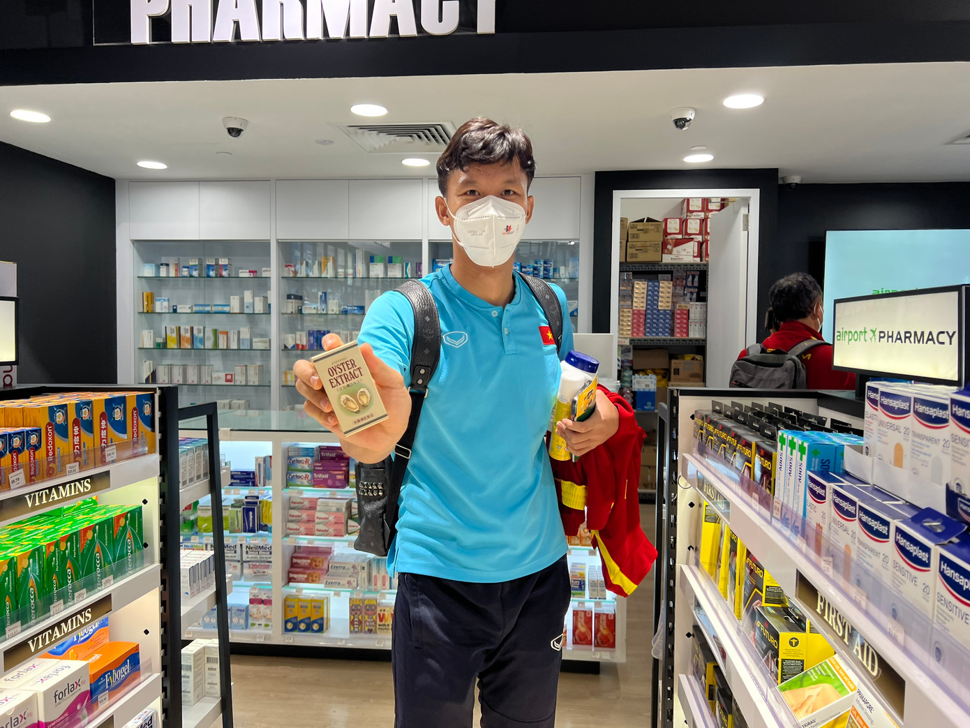 Quế Ngọc Hải khoe món quà anh mua ở sân bay Changi. Trung vệ SLNA là một trong những cầu thủ được ông Park thường xuyên tin dùng. (ảnh Hữu Phạm) Quế Ngọc Hải khoe món quà anh mua ở sân bay Changi. Trung vệ SLNA là một trong những cầu thủ được ông Park thường xuyên tin dùng. (ảnh Hữu Phạm)