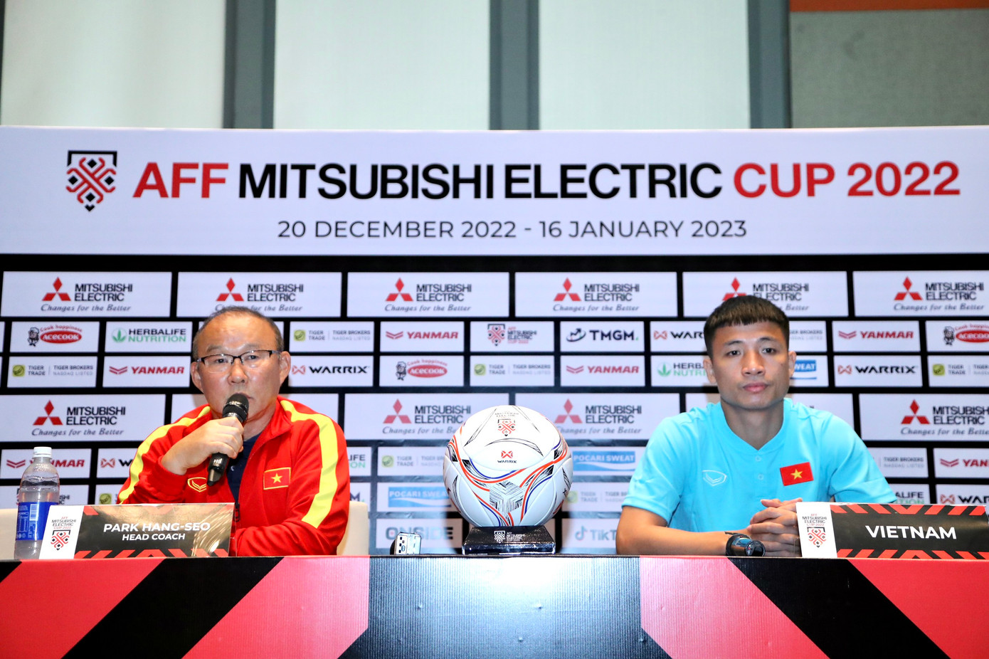 Đến họp báo muộn, ông Park Hang-seo phản ứng BTC giải ảnh 1