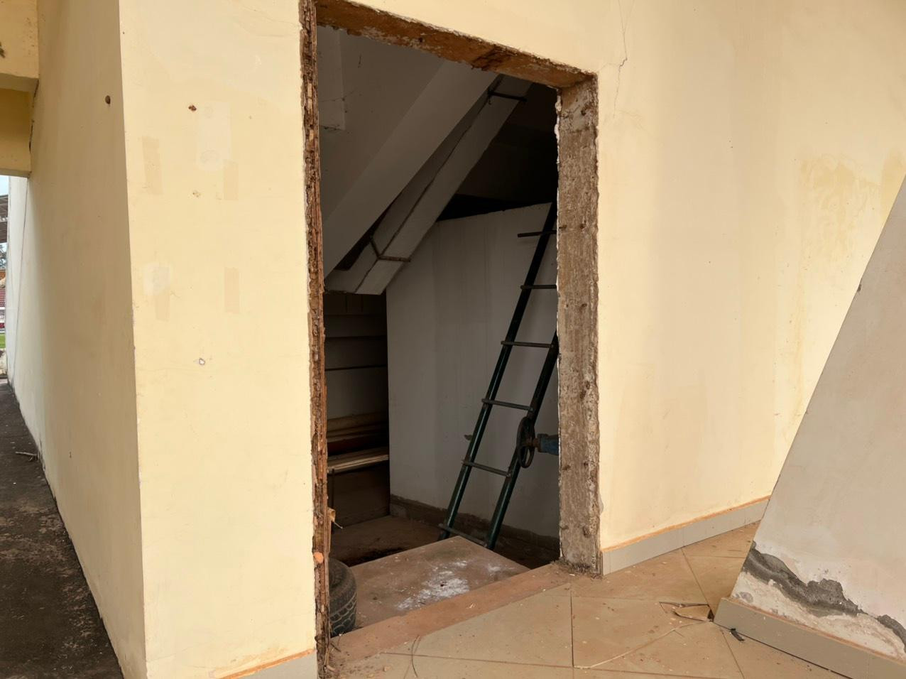 Một khu vực dưới khán đài không còn cửa