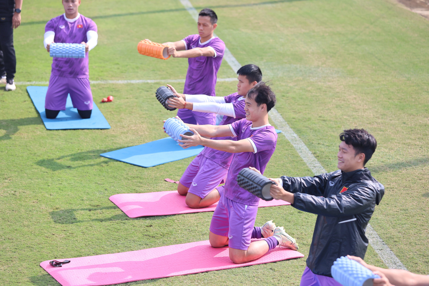 Đội tuyển Việt Nam tập luyện sáng 23/12 tại Hà Nội để chuẩn bị cho trận đấu với Malaysia (ảnh Như Ý)