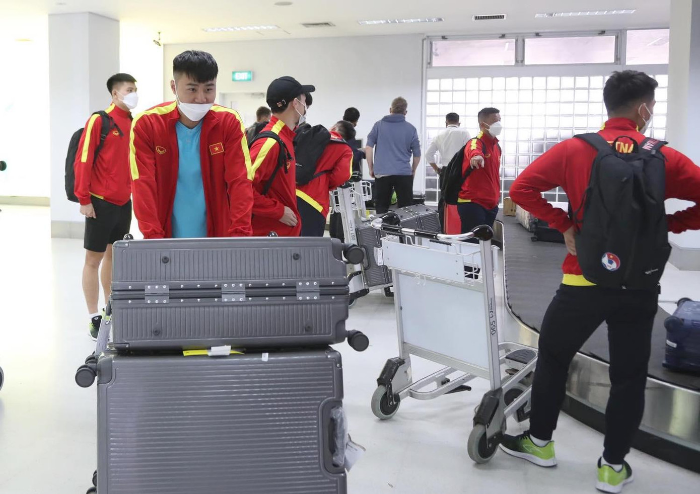 Đội tuyển Việt Nam đặt chân tới thủ đô Vientiane sáng 17/12. Ảnh Tiểu Phùng