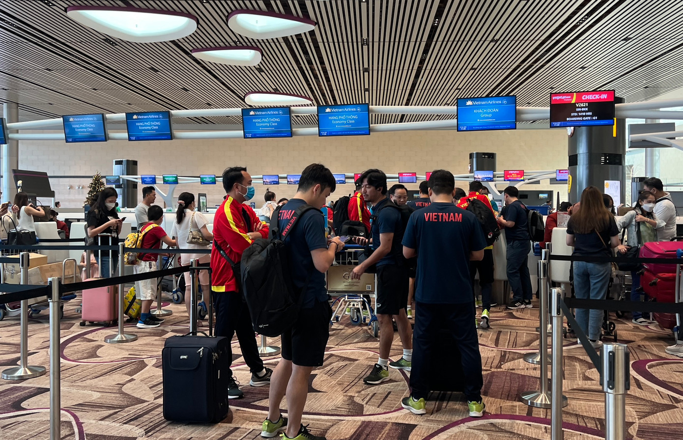 Đội tuyển Việt Nam làm thủ tục tại sân bay quốc tế Changi (Singapore) sáng 31/12. (ảnh Hữu Phạm) Đội tuyển Việt Nam làm thủ tục tại sân bay quốc tế Changi (Singapore) sáng 31/12. (ảnh Hữu Phạm)