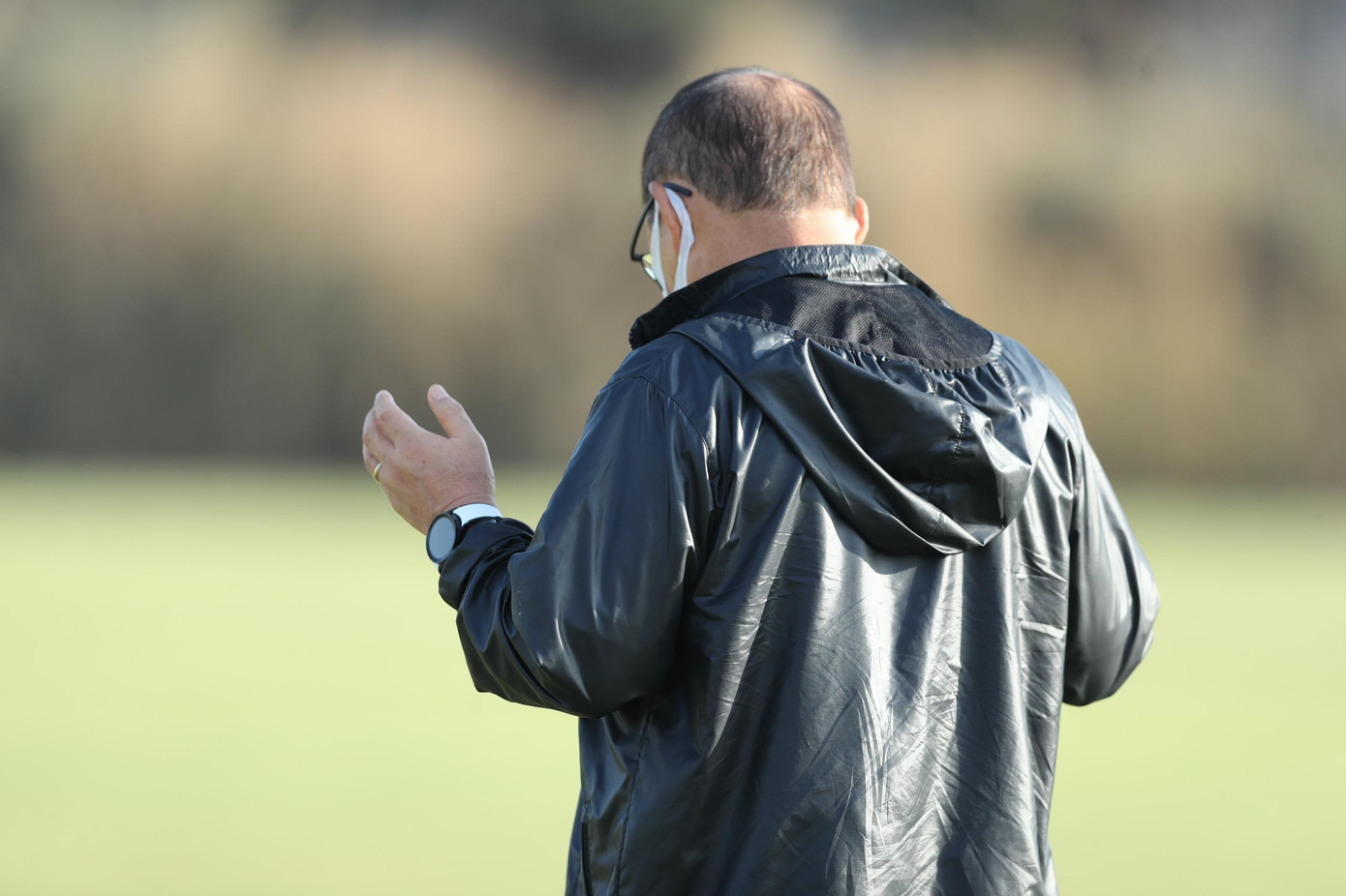 Như mọi ngày, HLV Park Hang-seo thường bắt đầu các buổi tập của đội tuyển Việt Nam bằng động tác đứng 1 mình cầu nguyện trong sân.