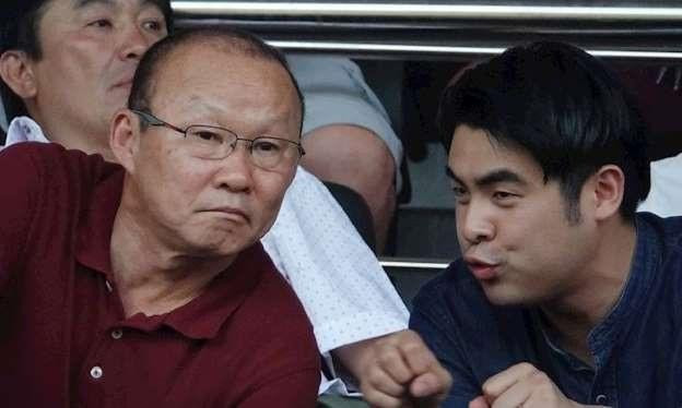 Lee Dong-jun (phải) là cái tên được nhắc đến rất nhiều phía sau những bản hợp đồng lớn của bóng đá Việt Nam.