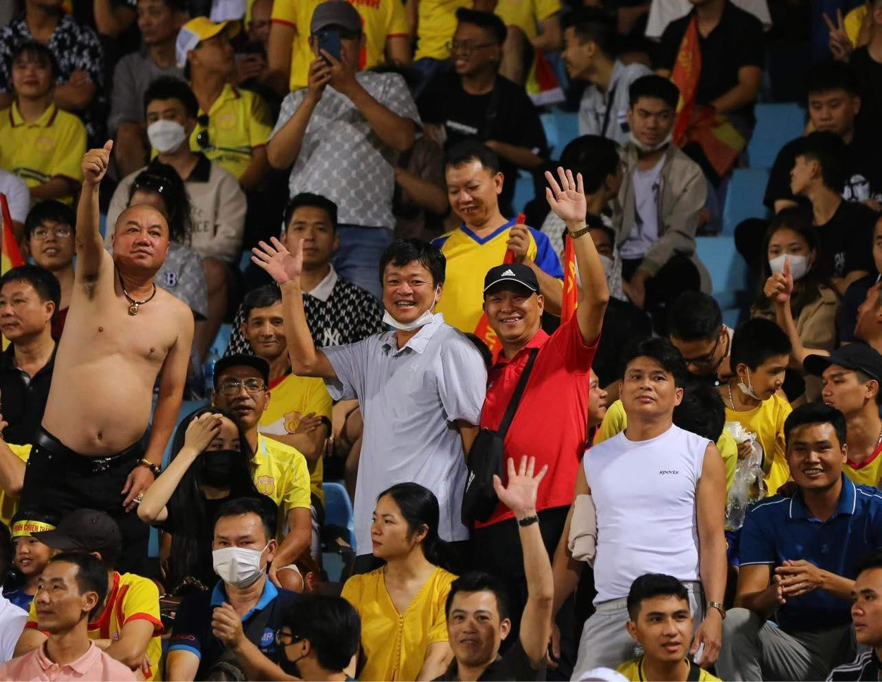 Chủ tịch CLB Hải Phòng Văn Trần Hoàn cũng có mặt trên khán đài Hàng Đẫy tối 15/10, khu vực CĐV Nam Định. (ảnh Hiếu Hiếu) Chủ tịch CLB Hải Phòng Văn Trần Hoàn cũng có mặt trên khán đài Hàng Đẫy tối 15/10, khu vực CĐV Nam Định. (ảnh Hiếu Hiếu)