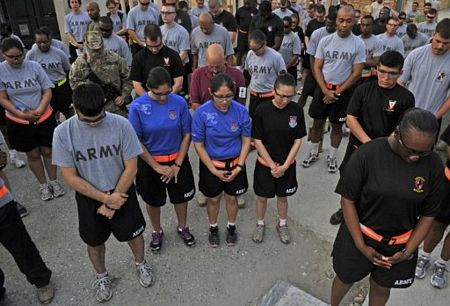 Các binh sĩ Mỹ tại một căn cứ ở Afghanistan dành một phút mặc niệm để tưởng nhớ các nạn nhân vụ 11-9