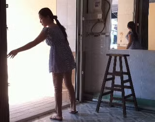 Bà Trần Hồng Ly trước cửa nhà ngày 8/7 