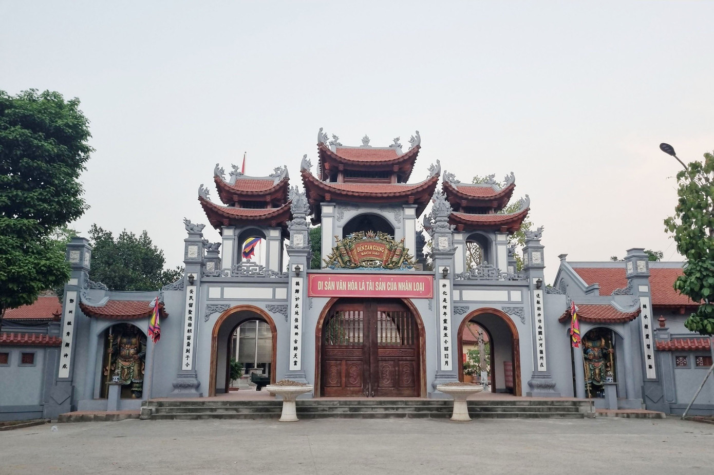 Đền Tam Giang tọa lạc tại phường Bạch Hạc, TP. Việt Trì, tỉnh Phú Thọ Đền Tam Giang tọa lạc tại phường Bạch Hạc, TP. Việt Trì, tỉnh Phú Thọ